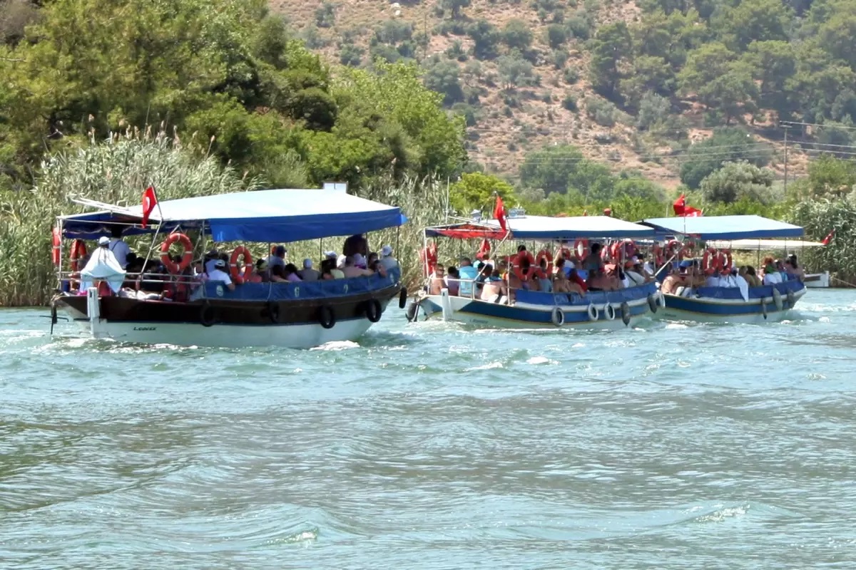 Dalyan'da Tekneler Balık İstifi Gibi Turist Taşıyor